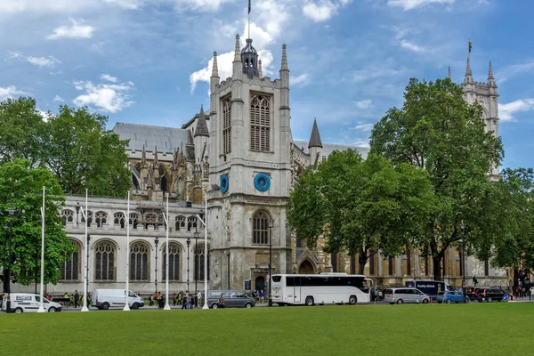 LONDRES, ANGLETERRE - 15 JUIN 2016 : Clocher de l "église Saint-Pierre à Westminster, Londres, Angleterre , — Photo