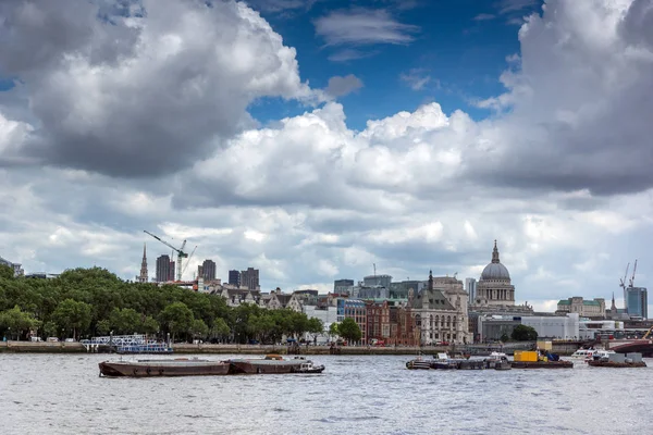 Londen, Engeland - 15 juni 2016: Panorama van de Theems en City of London — Stockfoto