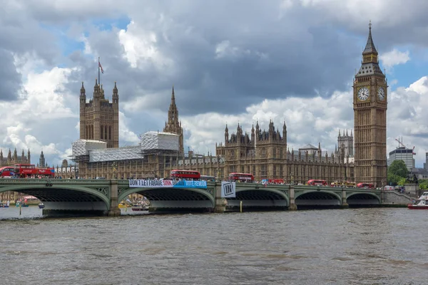 Londýn, Anglie - 15 června 2016: Červené autobusy na Westminster Bridge a Big Ben, Londýn, Anglie — Stock fotografie