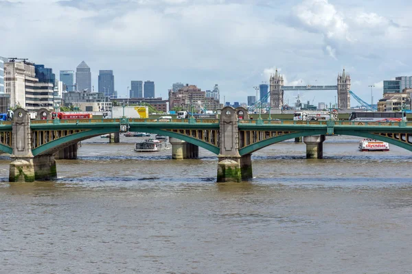 LONDRES, INGLÊS - JUNHO 15 2016: Southwark Bridge and Thames River, Londres, Inglaterra — Fotografia de Stock