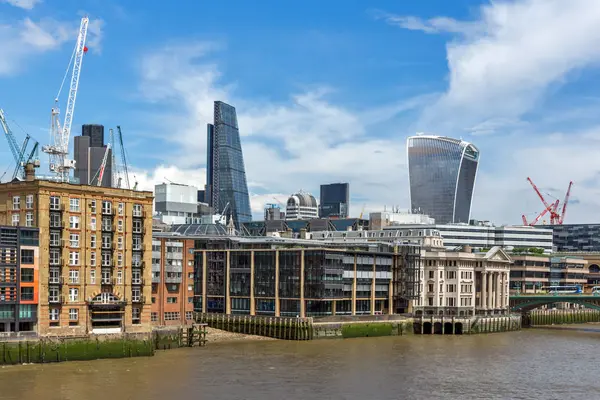 Londra, İngiltere - 15 Haziran 2016: Panorama ile Modern iş Londra, İngiltere'de kurma — Stok fotoğraf