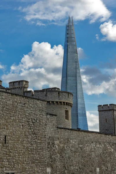 LONDRA, INGHILTERRA - 15 GIUGNO 2016: Torre di Londra e The Shard, Londra — Foto Stock