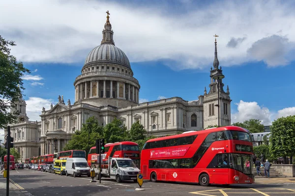 LONDRES, INGLÊS - JUNHO 15 2016: Panorama da Catedral de São Paulo e ônibus vermelhos em Londres — Fotografia de Stock