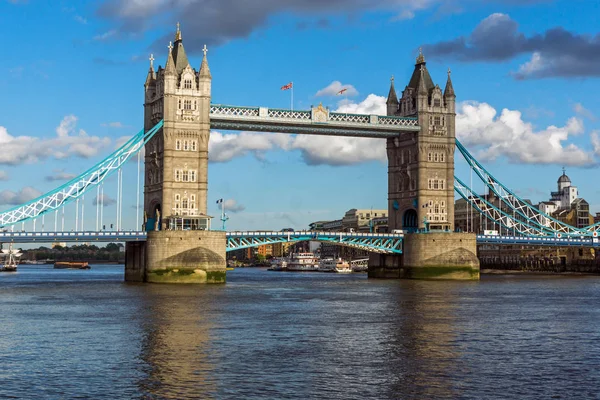 Londra, İngiltere - 15 Haziran 2016: Tower Bridge Londra ikindi, İngiltere — Stok fotoğraf