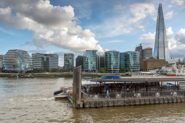 Londra, İngiltere - 15 Haziran 2016: Gece fotoğraf "Shard" gökdelenin Thames Nehri'nin, İngiltere — Stok fotoğraf