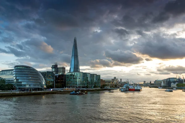 LONDON, ENGLAND - JUNE 15 2016: Sunset photo of The Shard skyscraper and City Hall from Thames river, England — Stock Photo, Image