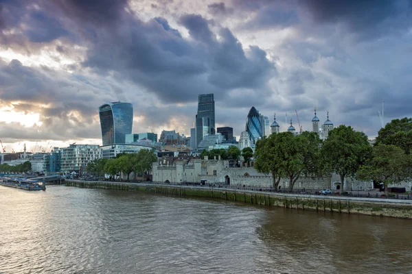 ЛОНДОН, Англия - 15 июня 2016: Ночной лондонский Skyline с Тауэрского моста — стоковое фото