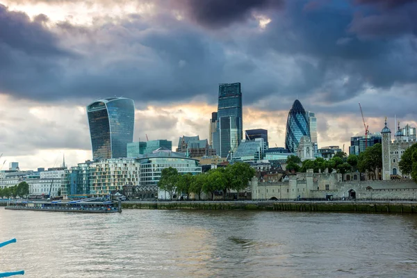 LONDRES, INGLÊS - JUNHO 15 2016: O pôr-do-sol Skyline de Londres da Tower Bridge, Inglaterra — Fotografia de Stock
