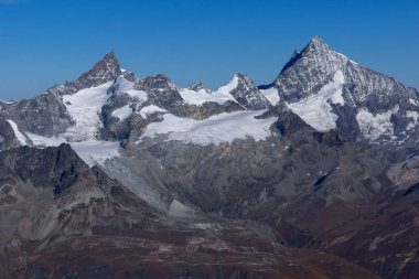 Matterhorn buzul cennet İsviçre Alpleri'nde kış manzarası