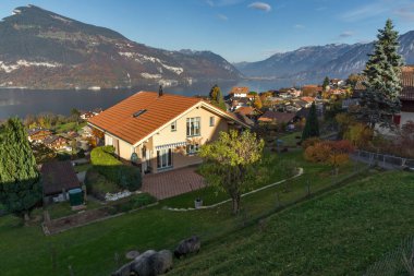 Lake Thun ve tipik İsviçre köy kasaba Interlaken yakınındaki