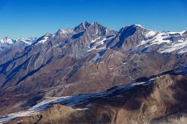 令人惊异该书概述瑞士阿尔卑斯山，广州的瓦莱州, — 图库照片