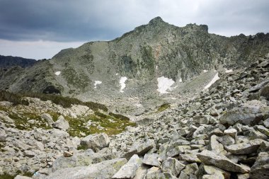 Bulutlar üzerinde Rocky doruklarına Pirin Dağı,