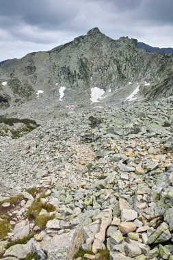 Bulutlar üzerinde Rocky, yatay Peaks'e Pirin Dağı