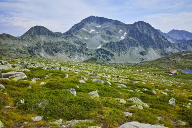 Şaşırtıcı görünümü Tevno Gölü ve Kamenitsa tepe, Pirin Dağı