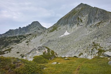 Bulutlar üzerinde Dzhangal ve Momin Dvor tepeler, Pirin Dağı