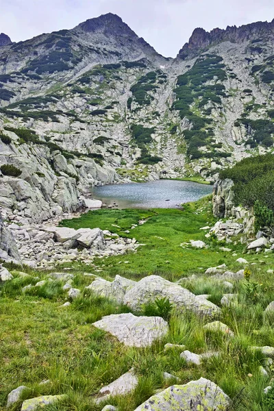 Krajobraz z skalistych wzgórz i jezior Samodiwski, góry Pirin, — Zdjęcie stockowe
