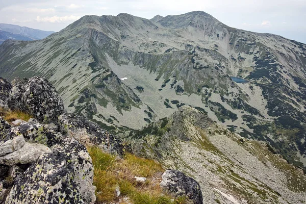 Панорама Polezhan пік від вершини Dzhangal, гори Пірін — стокове фото