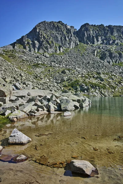 Eaux propres du lac Argirovo, montagne Pirin — Photo