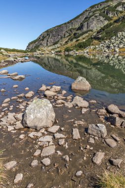 Yatay, temiz su küçük göl, Rila Dağı