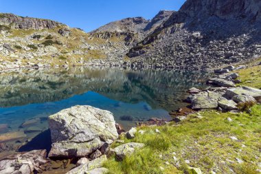 Göl ve Preokorets (Popova Kapa) tepe yansıma şaşırtıcı Panoraması