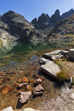 Muhteşem manzara korkunç göl ve Kupens tepeler, Rila Dağı