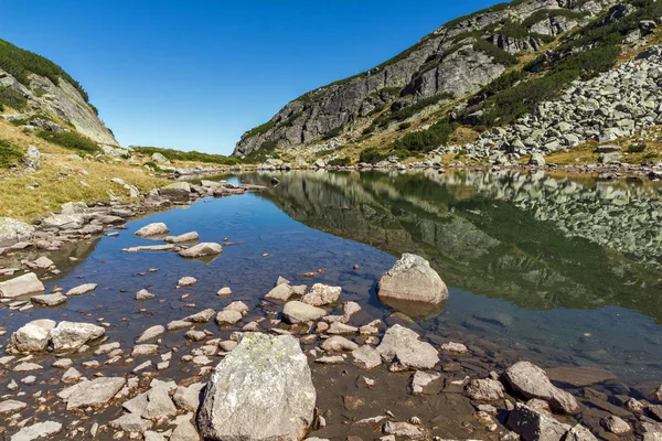 Agua limpia en lago pequeño, Montaña Rila — Foto de Stock