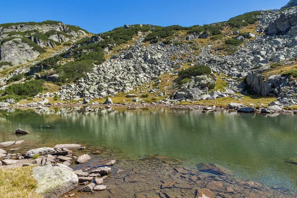 Landskap med steiner i vannet i Rilafjellet – stockfoto