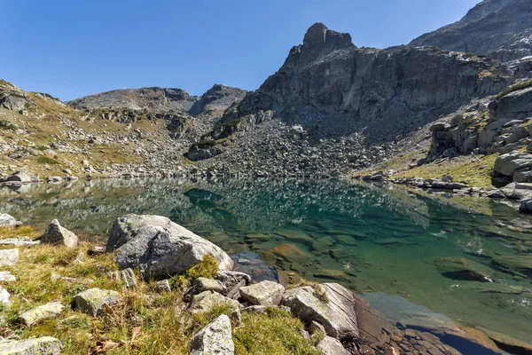 Danau dan Preokorets (popova kapa) puncak, Gunung Rila — Stok Foto