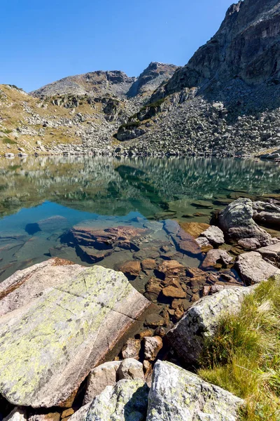Rocky peak dan Lake, Rila Mountain , — Stok Foto