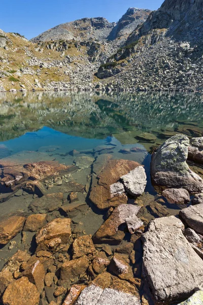 Vista incrível do Lago e reflexão de Preokorets (Popova Kapa) pico , — Fotografia de Stock