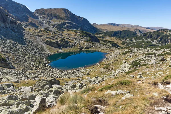 Fantastische panorama van Lake en reflectie van de Preokorets (Popova Kapa) piek, Rila-gebergte — Stockfoto