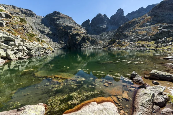 Panorama du lac effrayant et des sommets des Kupens, montagne Rila — Photo