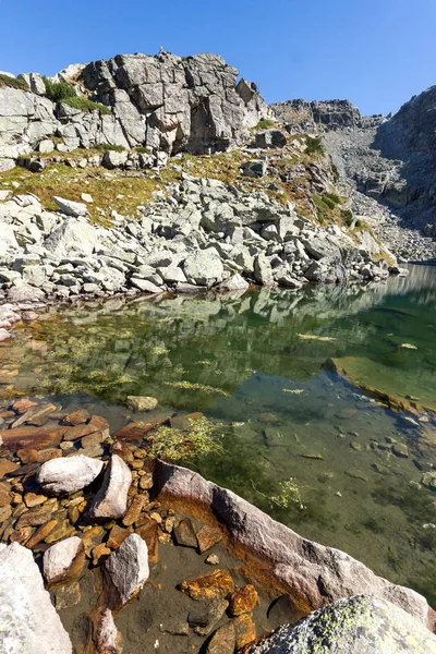 Pemandangan yang menakjubkan dari The Scary Lake dan Kupens Puncak, Rila Gunung , — Stok Foto