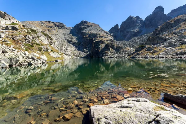 Czyste wody straszny jeziora i szczytami Kupens, góry Riła — Zdjęcie stockowe