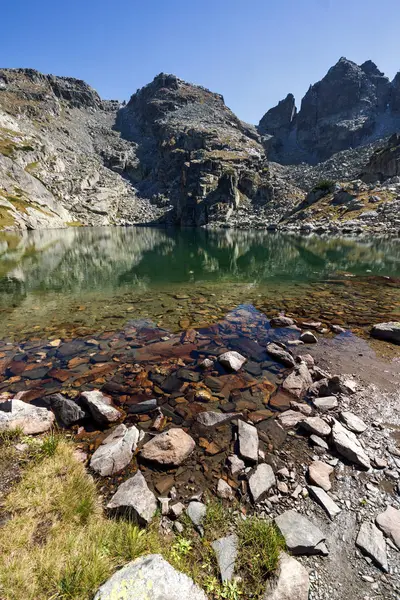 Lanskap dengan air bersih dari The Scary Lake dan puncak Kupens, Rila Mountain — Stok Foto