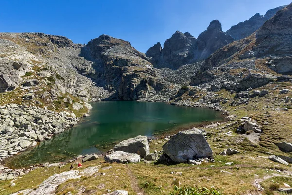 Vista panorâmica do lago assustador e picos de Kupens, Montanha Rila — Fotografia de Stock
