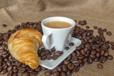 Kupası ve kahve tanesi