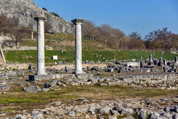 Πανόραμα με στήλες στον αρχαιολογικό χώρο της αρχαίας Φιλίππων, Ανατολικής Μακεδονίας και Θράκης — Φωτογραφία Αρχείου