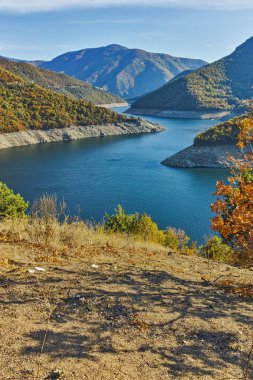 Sonbahar görünümü Vacha (Antonivanovtsy) depo, Rodop dağ Barajı