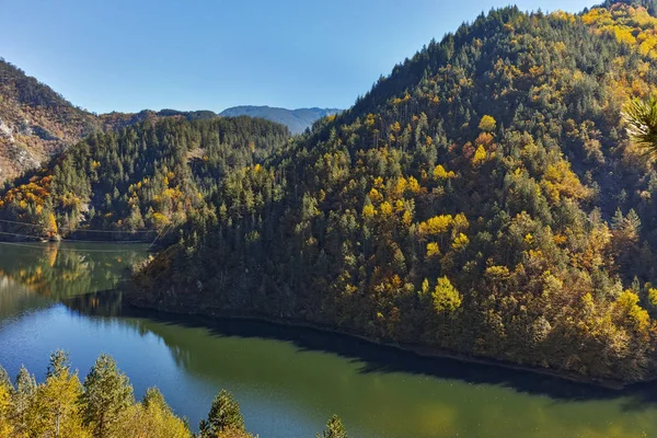 Jesiennego krajobrazu Teshel zbiornika, Smolyan regionu — Zdjęcie stockowe