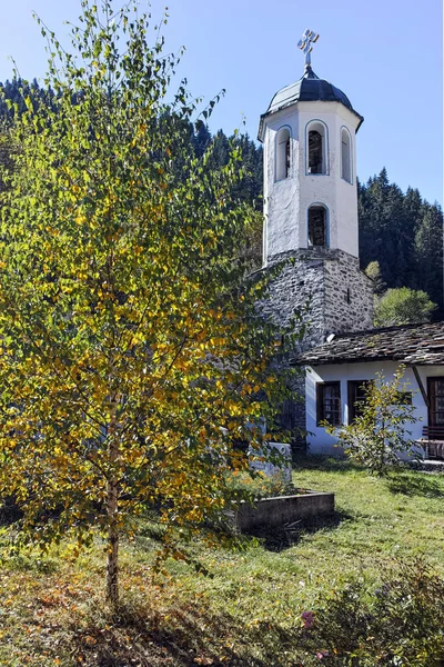 Kyrkan av antagandet, floden och höst träd i staden av Shiroka Laka, Smolyan Region — Stockfoto