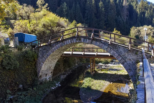 Autumn Landscape with Roman Bridge and Church of the Assumption in town of Shiroka Laka, Smolyan Region — Stock Photo, Image