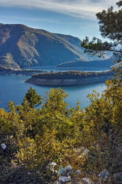 Paisaje otoñal del Embalse de Vacha (Antonivanovtsy), Montaña Rhodopes — Foto de Stock