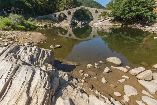 아르다 강과 Rhodopes 산, 커 르 잘 리 지역에서 악마의 다리의 반사 — 스톡 사진