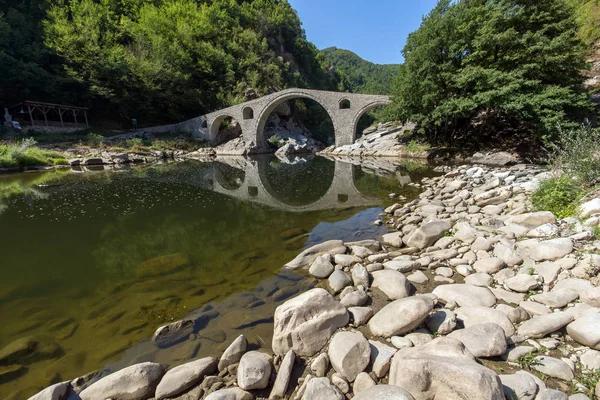 Ponte do Diabo sobre o rio Arda e a montanha Rhodopes, região de Kardzhali — Fotografia de Stock