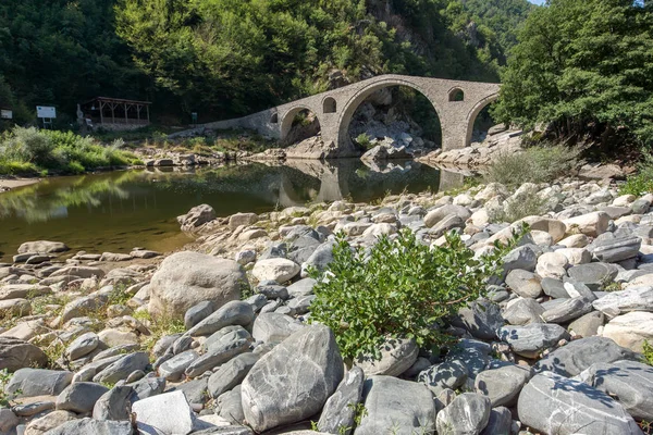 Incroyable reflet du pont du diable dans la rivière Arda et la montagne Rhodopes — Photo