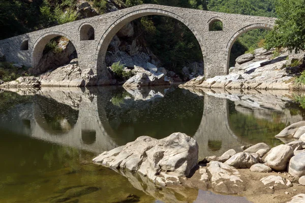 Reflexão da Ponte do Diabo no rio Arda e montanha Rhodopes, região de Kardzhali — Fotografia de Stock