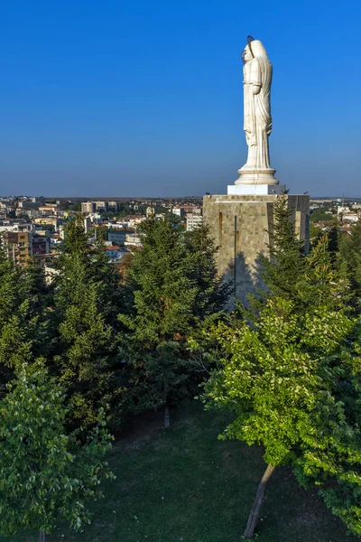 Le plus grand monument de la Vierge Marie dans le monde, Ville de Haskovo — Photo