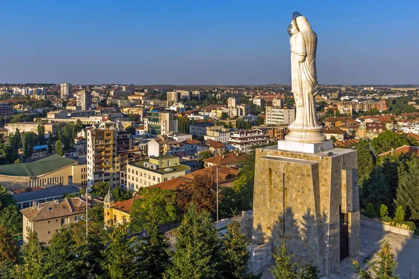 El Monumento a la Virgen María más grande del mundo, Ciudad de Haskovo —  Fotos de Stock