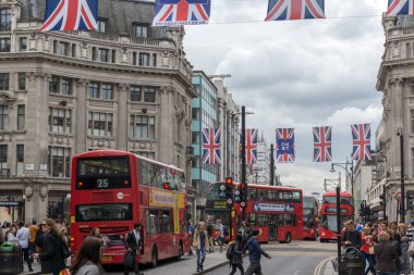 Londra, İngiltere - 16 Haziran 2016: Bulutlar üzerinde Oxford Street, London City